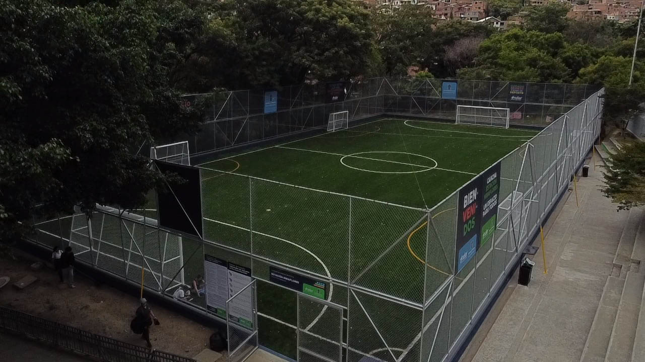 Imagen de cancha sintética renovada en barrio Buenos Aires 1
