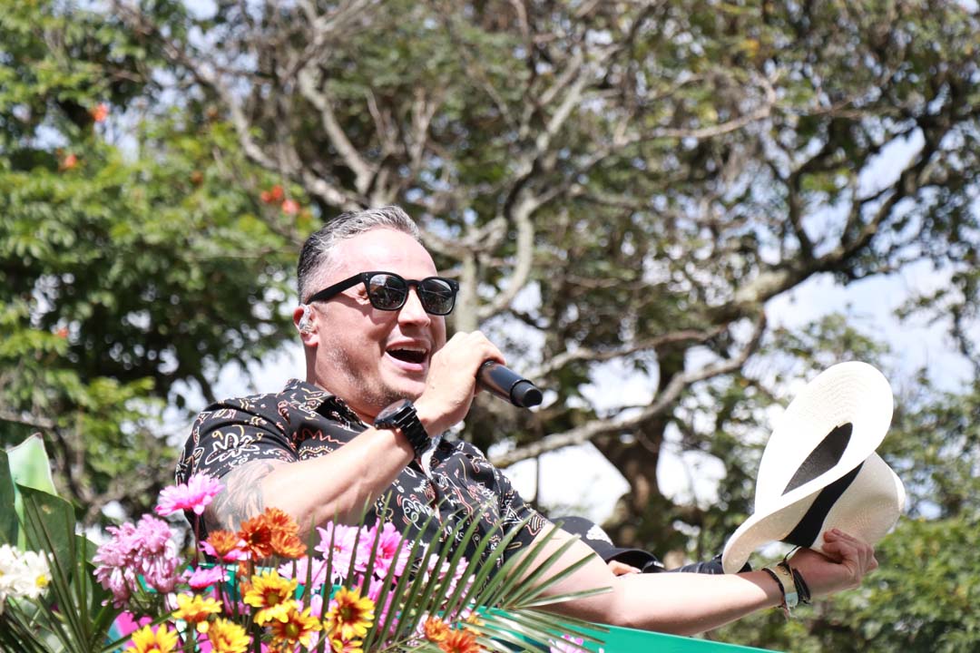 Imagen de cantante en el desfile primavera