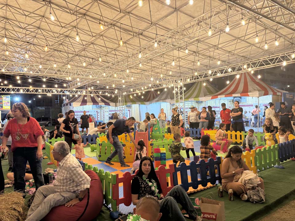 Imagen de carpa plaza de flores con personas