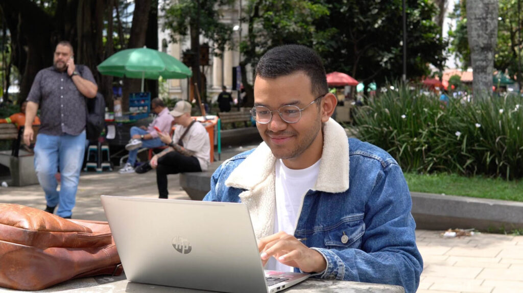 Imagen de ciudadano con un computador