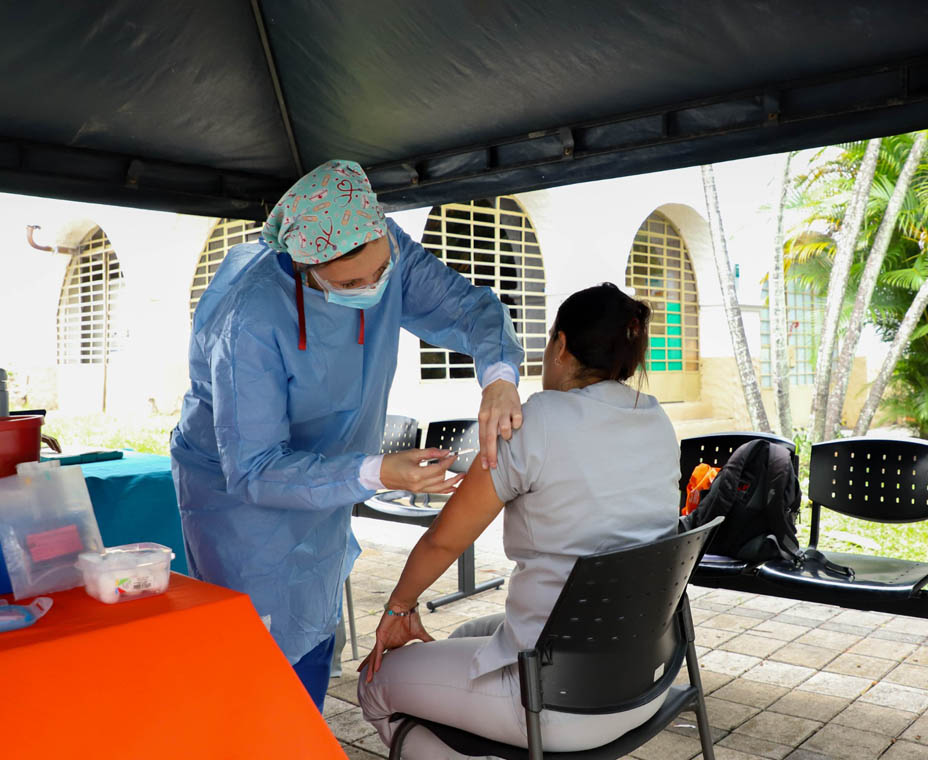 Imagen de enfermera vacunando a una mujer