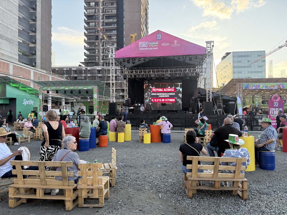 Imagen de escenario principal Plaza del Río