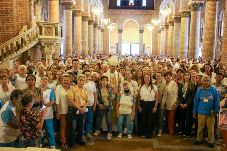 Imagen de eucaristía por los adultos mayores