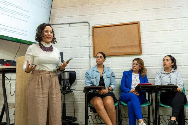 Imagen de funcionaria asesorando a grupo de mujeres en reunión