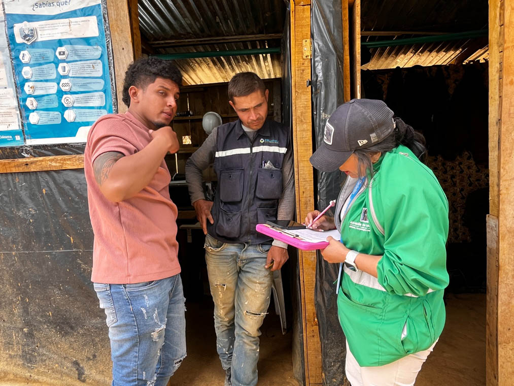 Imagen de funcionaria con constructores