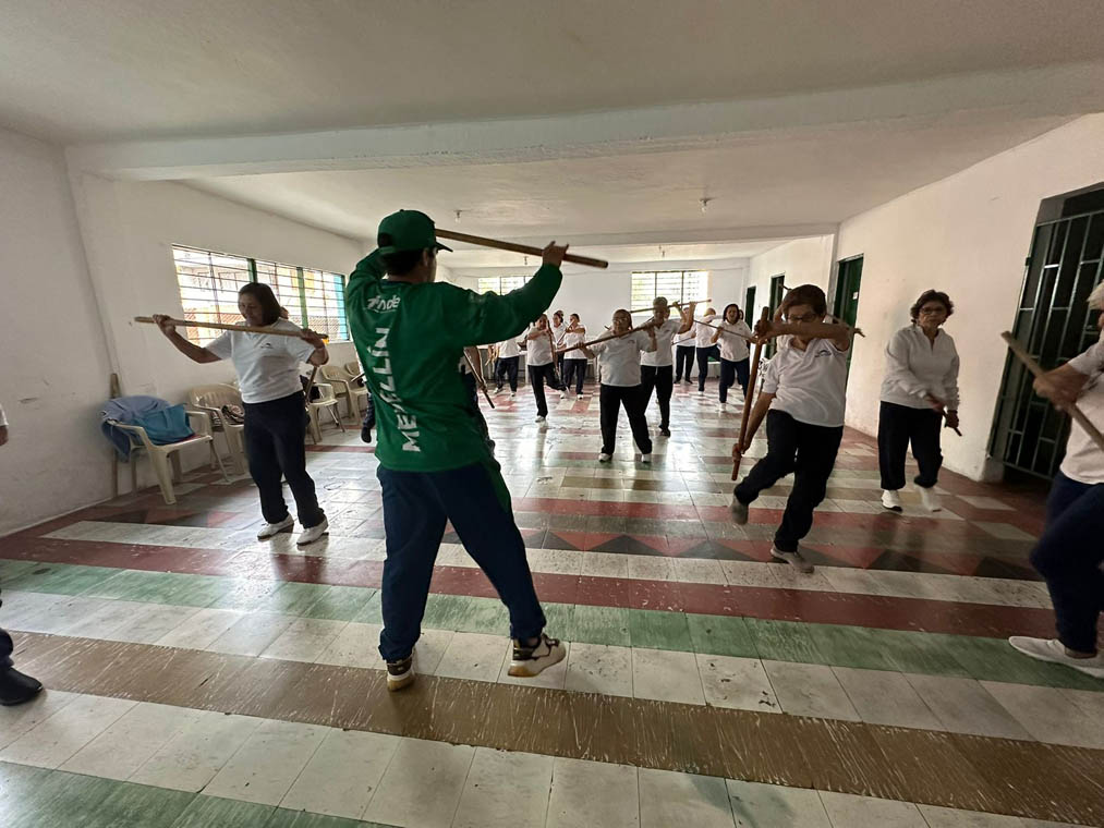 Imagen de funcionario del Inder con personas mayores