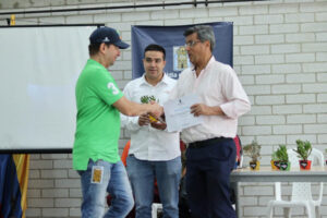 Imagen de funcionario entregando un diploma a ciudadano