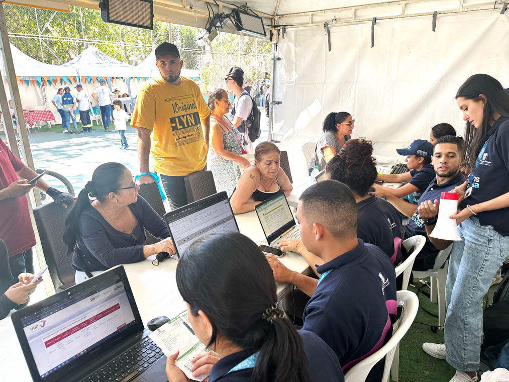 Imagen de funcionarios atendiendo a la comunidad