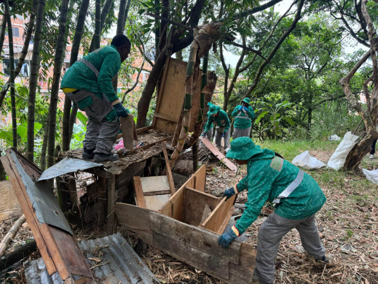 Imagen de funcionarios haciendo limpieza de cambuches