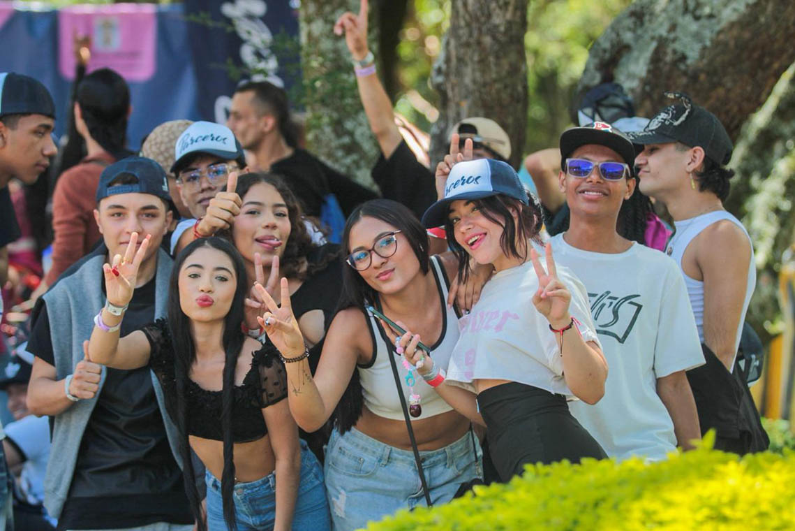 Imagen de grupo de jóvenes