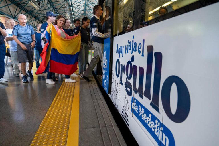 Imagen de la campaña ¡Qué orgullo Medellín! en el Metro de Medellín