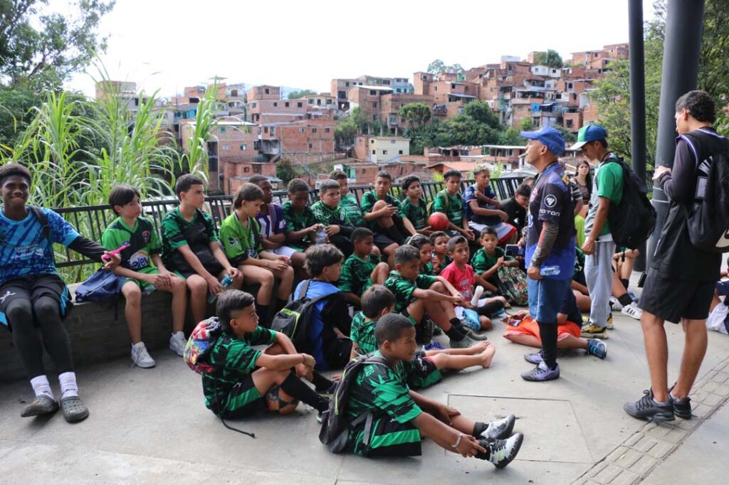 Imagen de los jóvenes reunidos