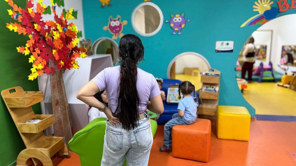 Imagen de madre con niña Mientras Volvemos a Casa