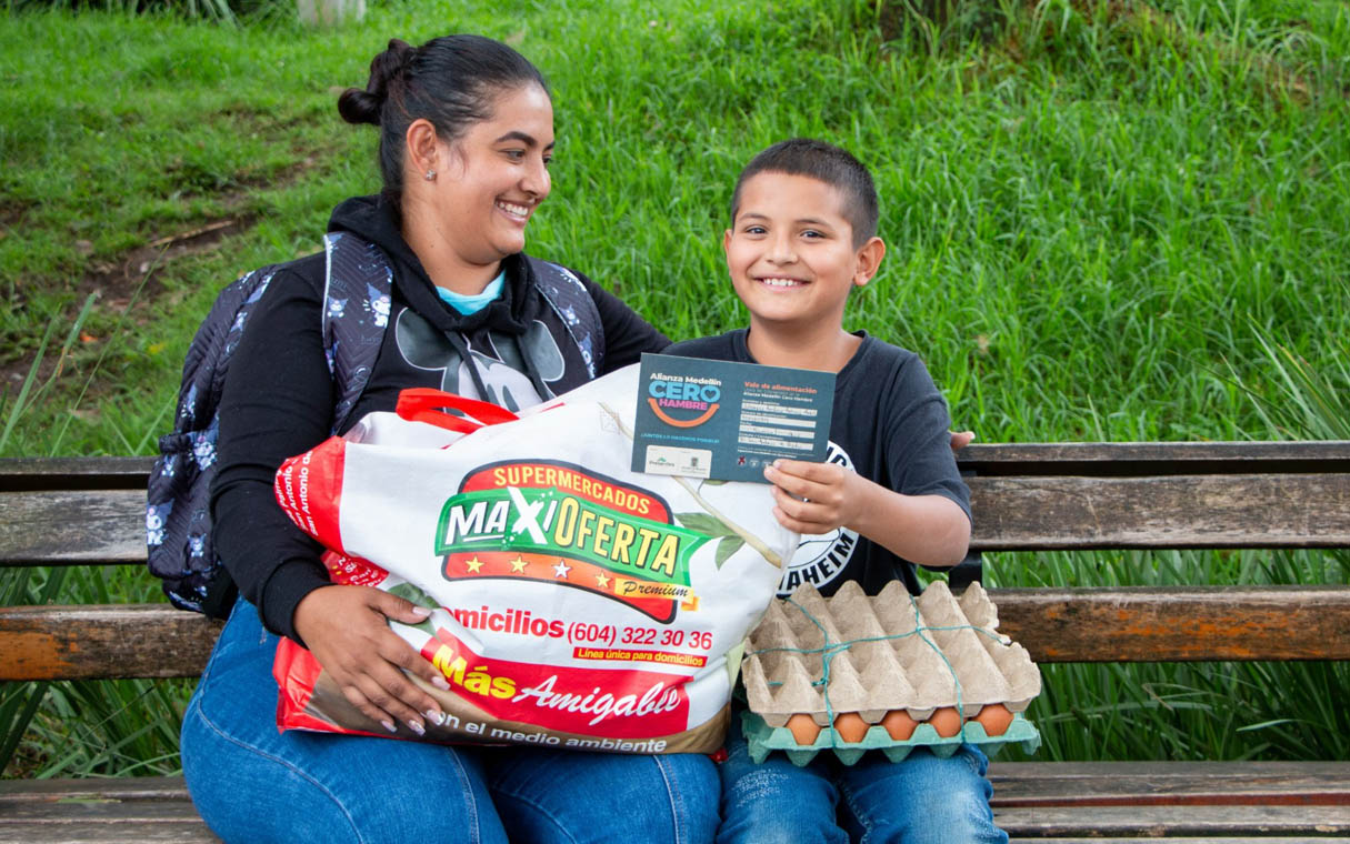 Imagen de madre e hijo con mercado de Seguridad Alimentaria