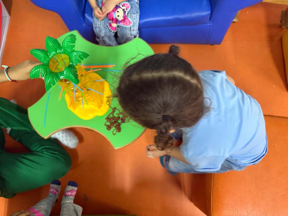 Imagen de niña dibujando Mientras Volvemos a Casa