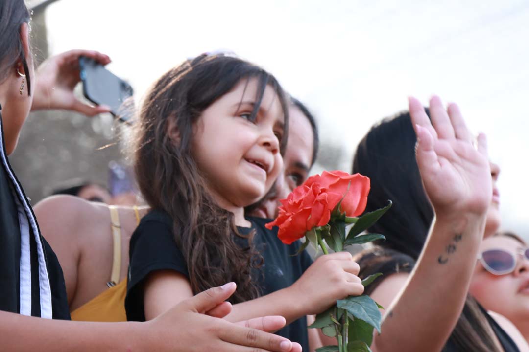 Imagen de niña disfrutando del desfile