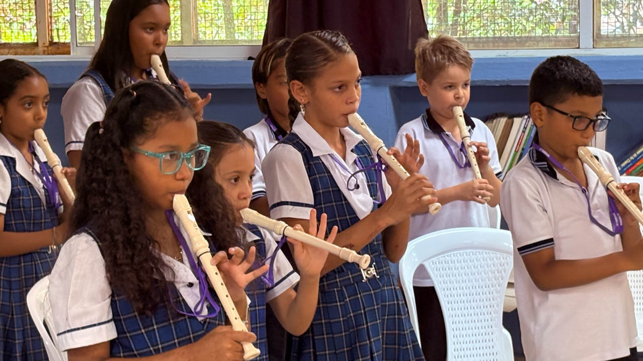 Imagen de niños en clase de flauta