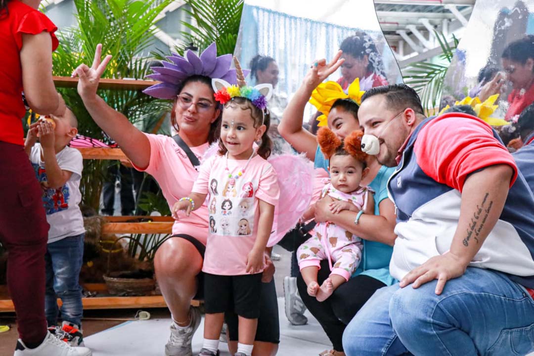 Imagen de niños tomándose fotos con personajes