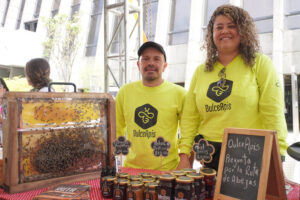 Imagen de pareja de emprendedores de apicultura