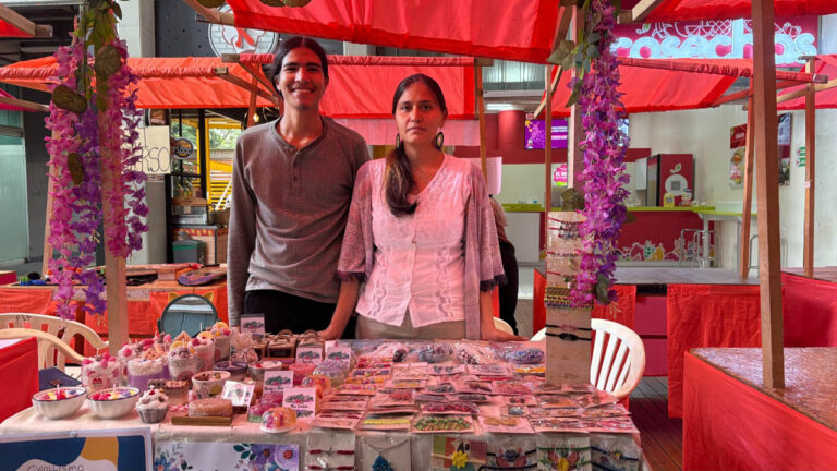Imagen de pareja indígena con emprendimiento