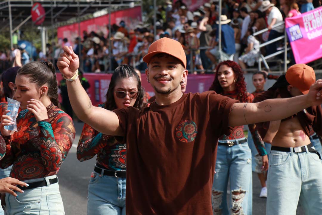 Imagen de personas disfrutando del desfile
