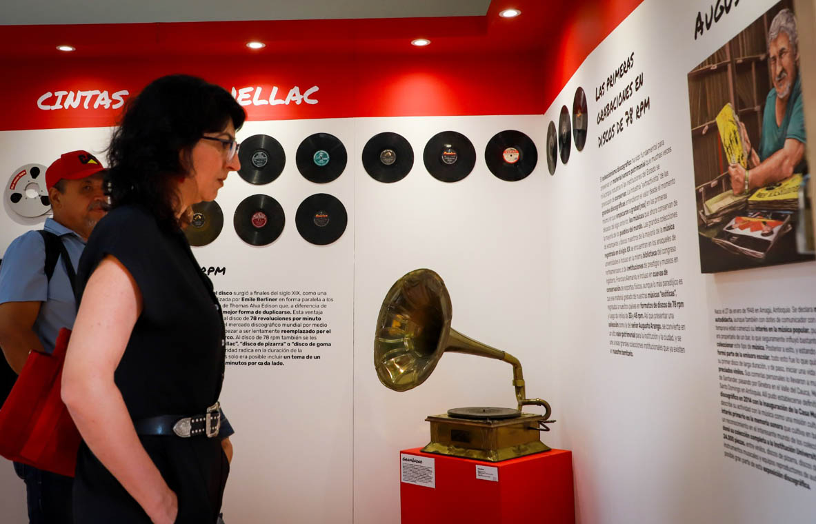 Imagen de personas en muestra musical