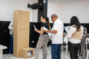 Imagen de personas en puesto de votación