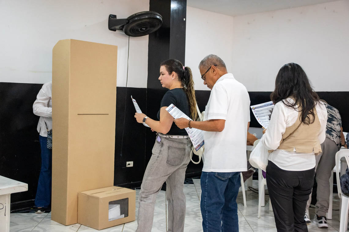 Imagen de personas en puesto de votación