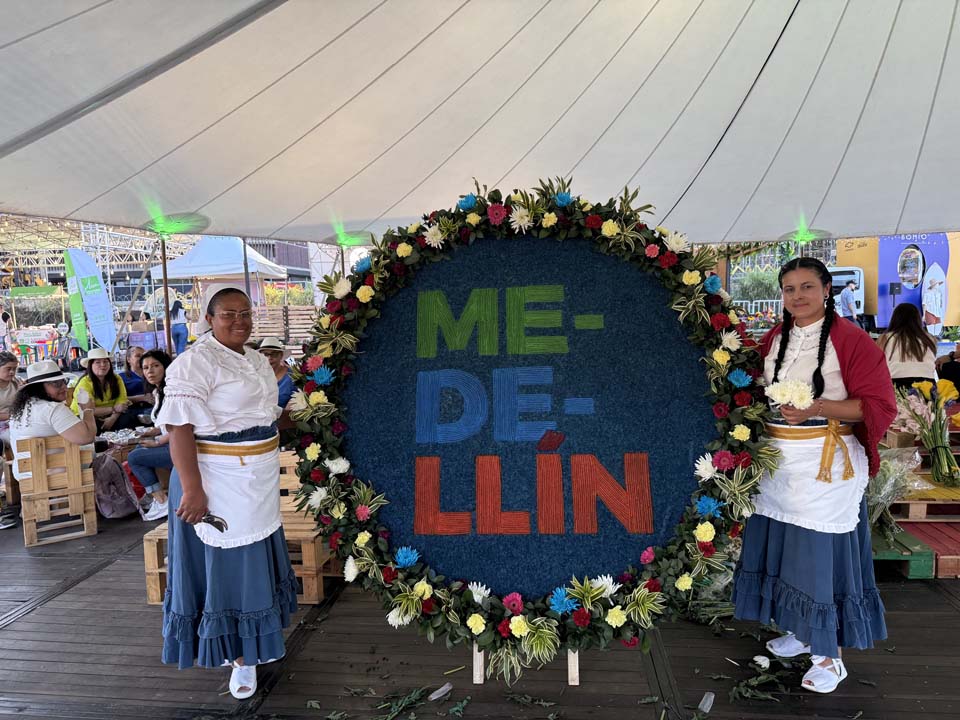 Imagen de silleteras con flores de Medellín