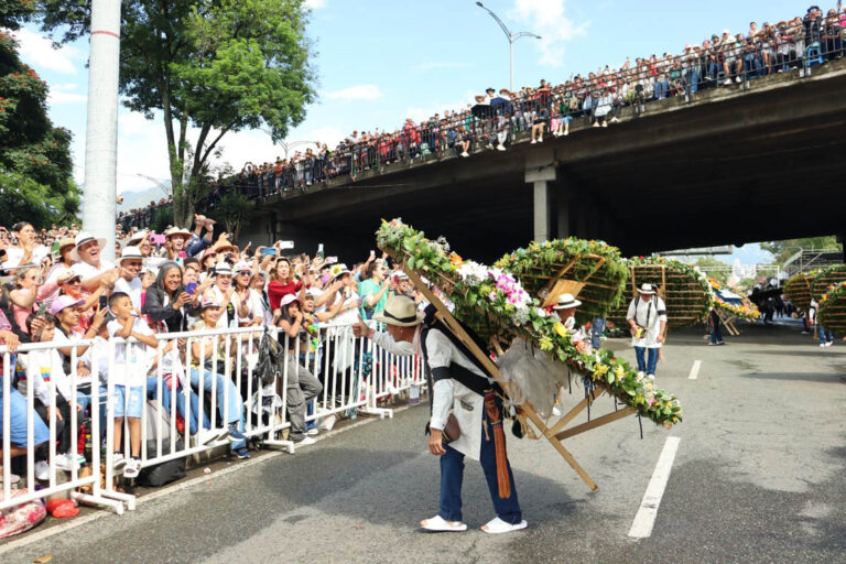 Imagen de silletero desfilando en Desfile de Silleteros de la Feria de las Flores 1