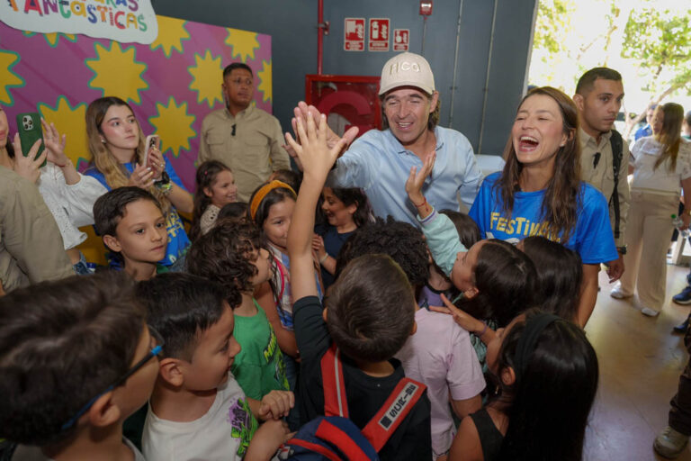 Imagen del Alcalde y primera Dama con niños de Buen Comienzo 2