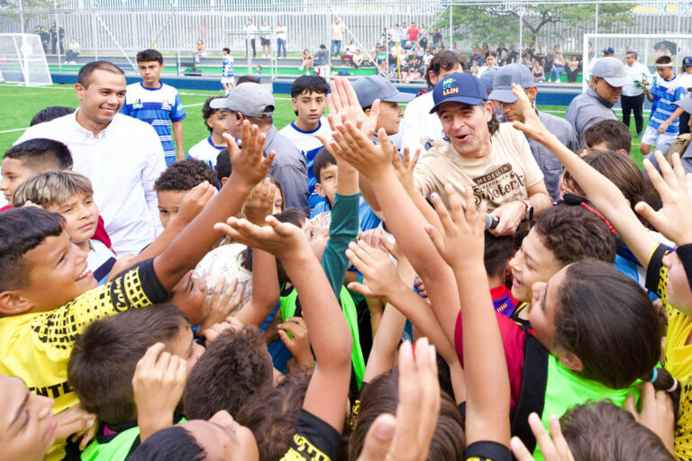 Imagen del alcalde Federico Gutiérrez con la comunidad, en entrega de cancha sintética renovada barrio Buenos Aires