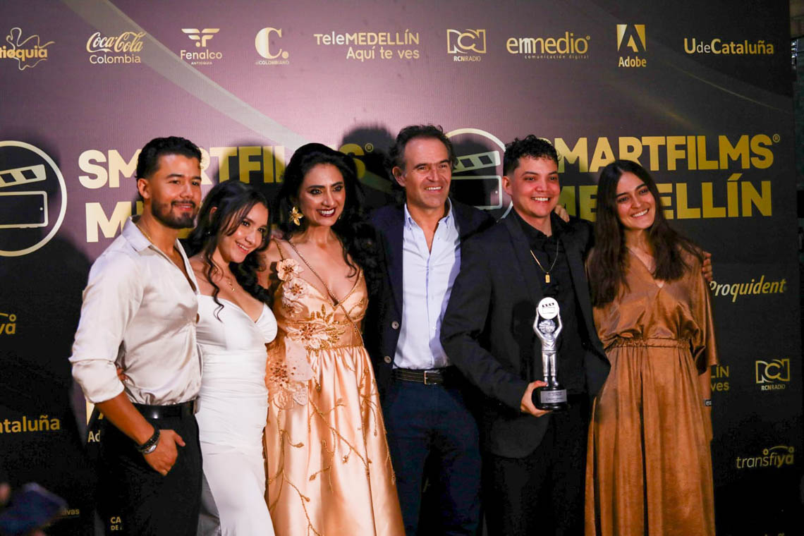 Imagen del alcalde con ganadores en el evento SmartFilms