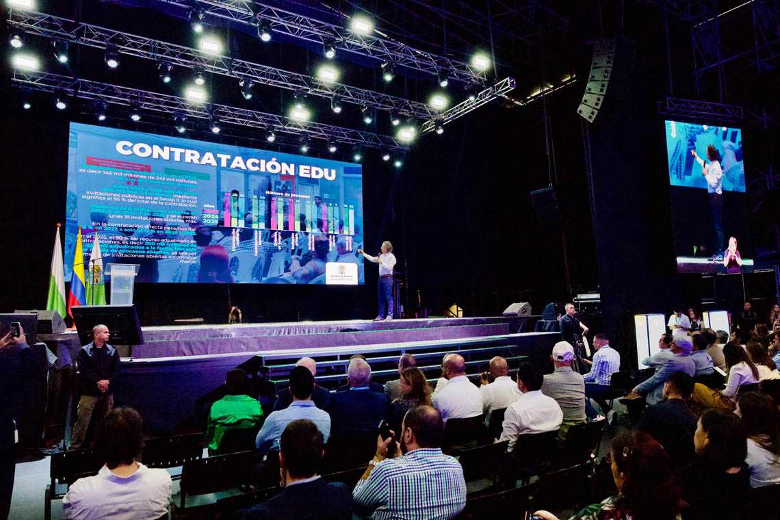 Imagen del alcalde con presentadora del evento SmartFilms