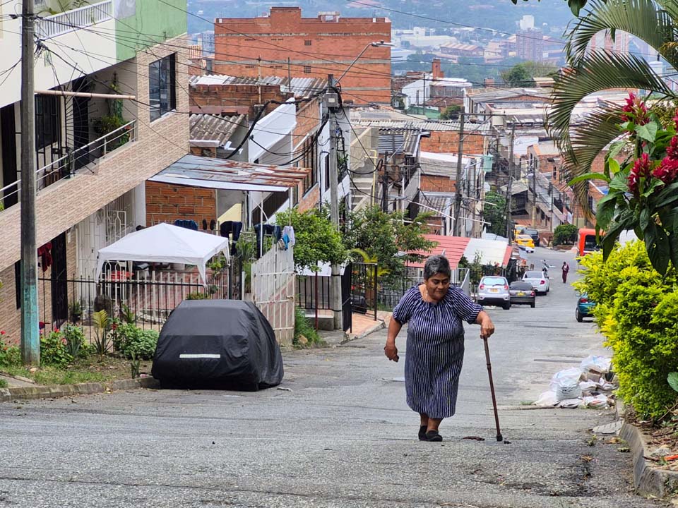 Imagen en la calle caminando con bastón