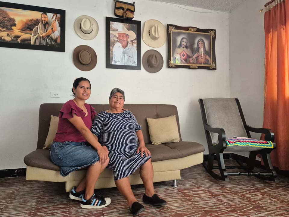 Imagen en la sala con su hija