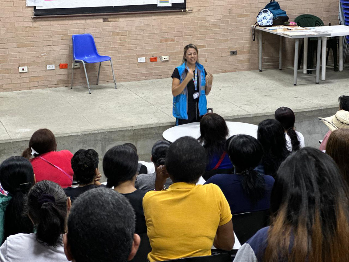 Imagen entrega de paquetes alimentarios (1)