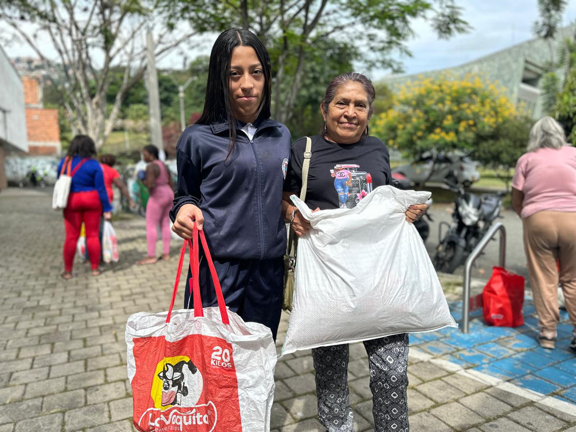 Imagen entrega de paquetes alimentarios (3)
