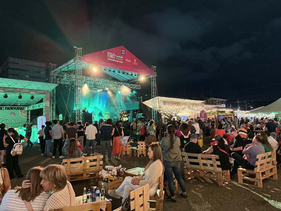 Imagen escenario principal en la noche Plaza de las flores