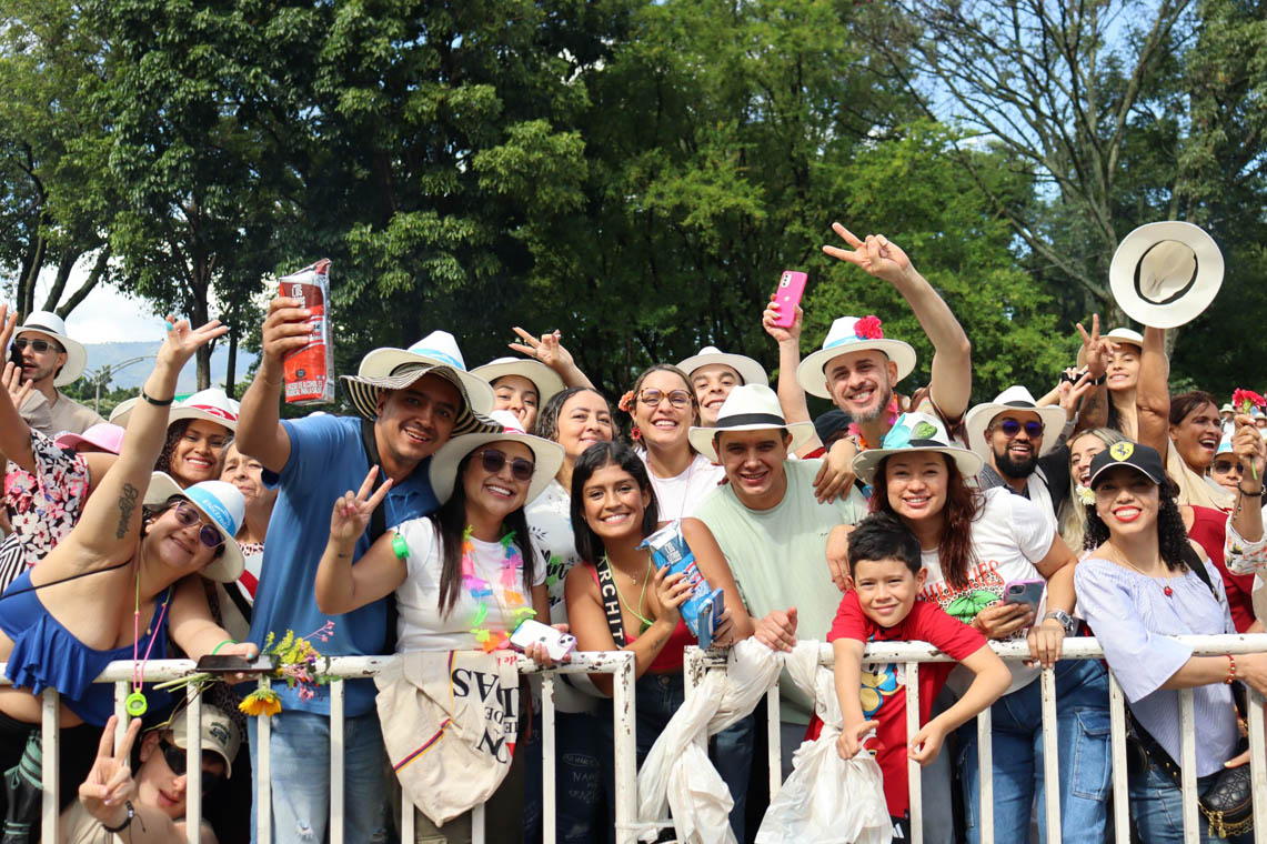 Imagen grupo de asistentes al Desfile de Silleteros de la Feria de las Flores