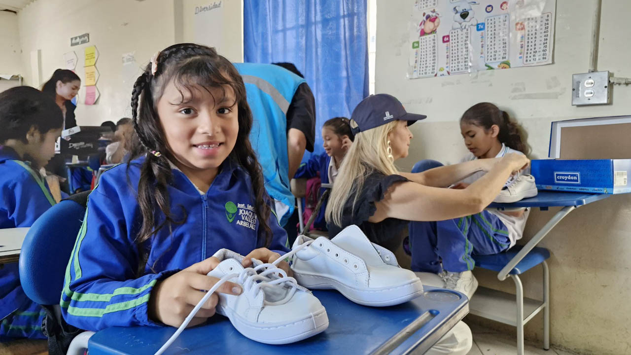 Imagen niña con tenis nuevos Croydon