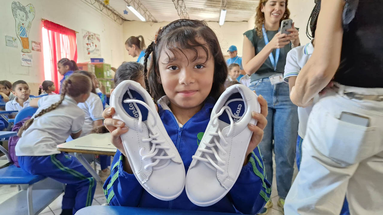 Imagen niña con tenis nuevos Croydon