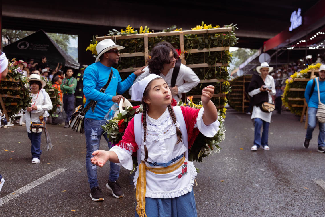 Imagen niña desfilando en Desfile de Silleteros de la Feria de las Flores
