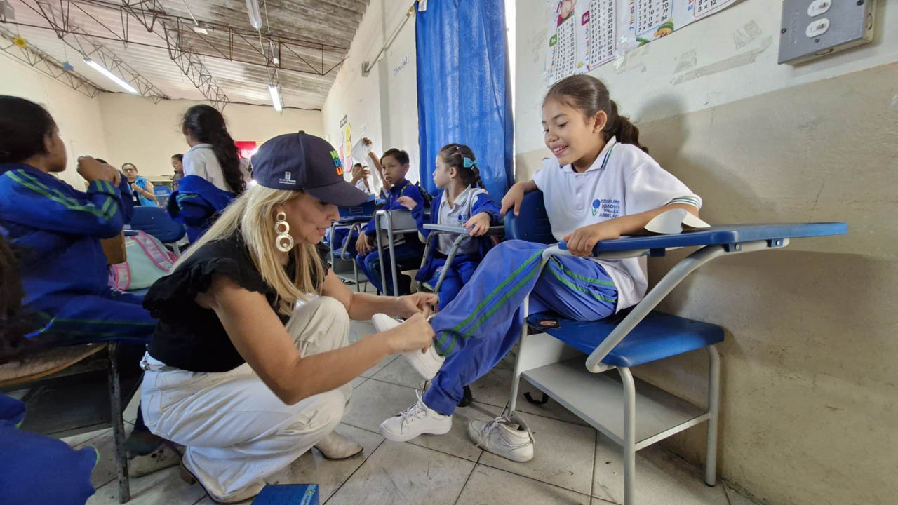 Imagen niña midiéndose los tenis nuevos Croydon