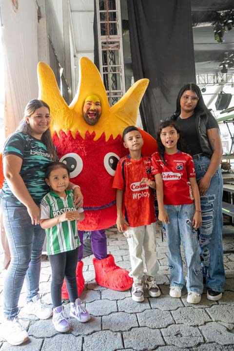 Imagen niñas y niños de las barras de Nacional y Medellín (4)