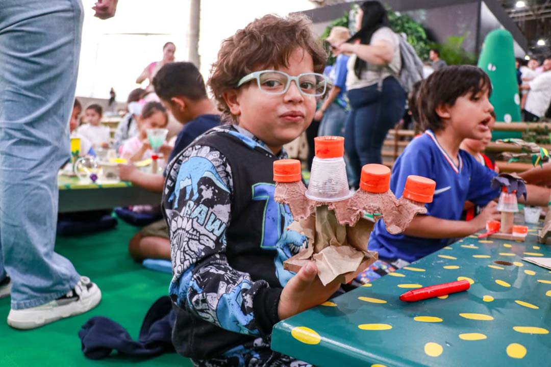 Imagen niño con manualidades