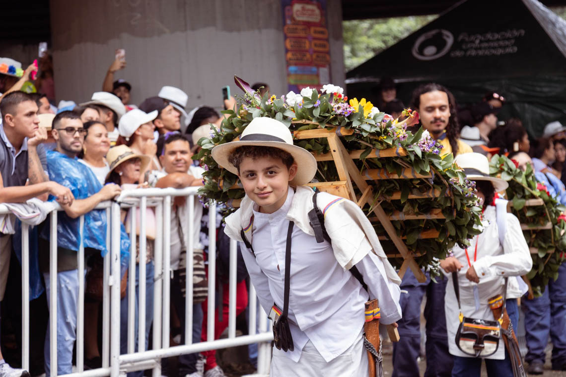 Imagen niño desfilando en Desfile de Silleteros de la Feria de las Flores