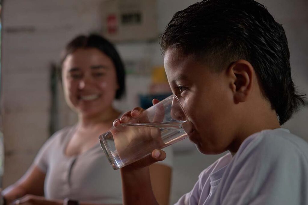 Imagen niño tomando agua potable foto 5