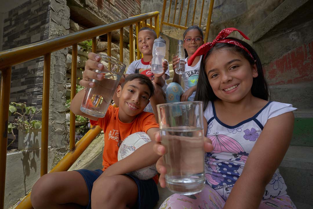 Imagen niños disfrutando de agua potable foto 6