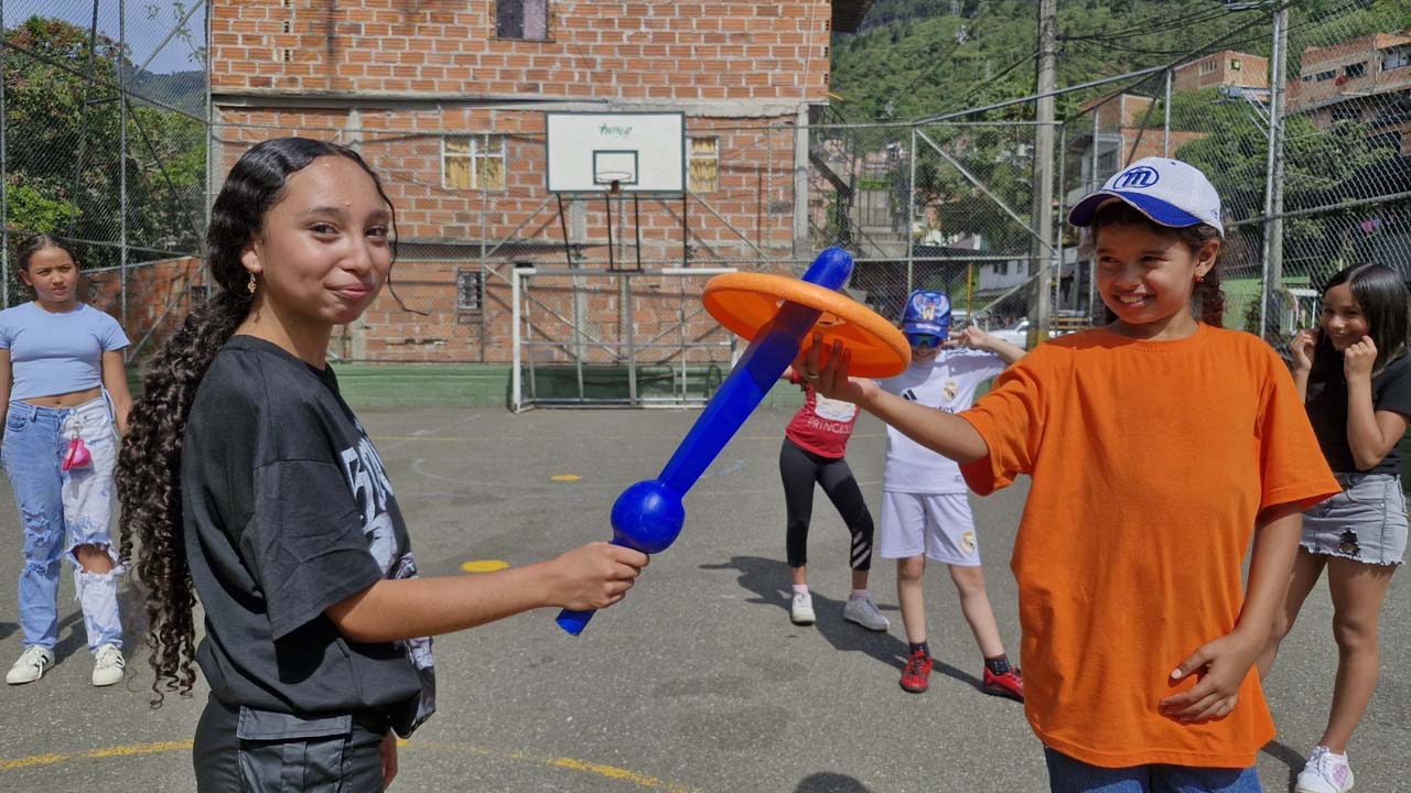 Imagen niños jugando en el parque